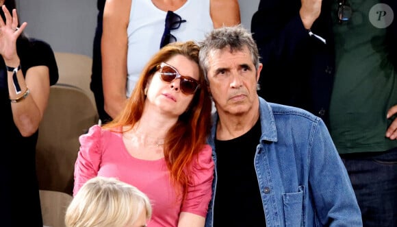 Julien Clerc avec sa femme Hélène Grémillon en tribune (jour 14) lors des Internationaux de France de Tennis de Roland Garros 2022 à Paris, France, le 4 juin 2022. © Dominique Jacovides/Bestimage