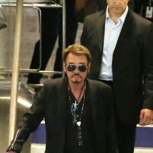 Johnny Hallyday, Laeticia, Jade, Joy et Elyette Boudou, la grand-mère de Laeticia arrivent à l'aéroport Paris CDG le 26 juin 2015.