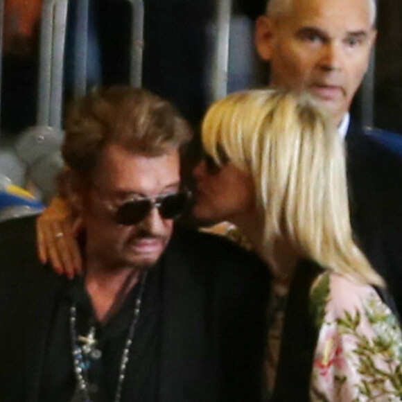 Johnny Hallyday, Laeticia, Jade, Joy et Elyette Boudou, la grand-mère de Laeticia arrivent à l'aéroport Paris CDG le 26 juin 2015. 
