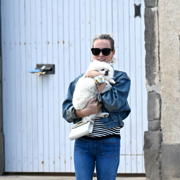 Exclusif - Laeticia Hallyday - Laeticia Hallyday sort d'un déjeuner en famille à Marseillan le 2 juillet 2024. Laeticia Hallyday et ses filles Jade et Joy (qui résident depuis quelques jours dans la propriété familiale du Cap-d'Ail) ont déjeuné à Marseillan avec Elyette Boudou "Mamie Rock" (qui fêtera ses 89 ans le 5 juillet prochain), accompagné de son père André Boudou et sa fille Alcéa (demi soeur de Laeticia). Toute la famille est allée déjeuner à la crêperie "La Maison de Camille" à Marseillan.