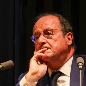 François Hollande lors d'une rencontre à la Station Ausone-Librairie Mollat à Bordeaux, à l'occasion de la sortie de son livre "Le défi de gouverner". Le 16 septembre 2024 © Jean-Marc Lhomer / Bestimage