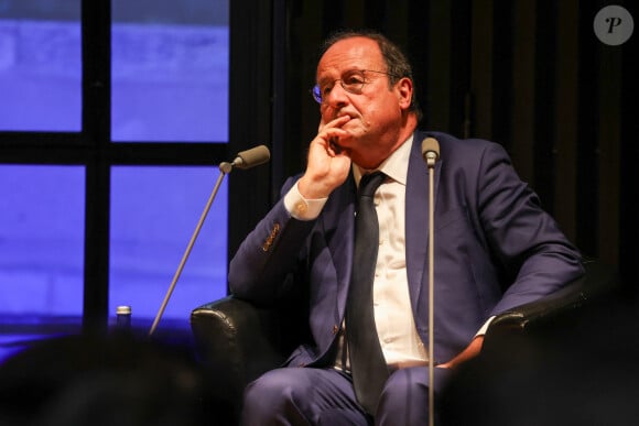 François Hollande lors d'une rencontre à la Station Ausone-Librairie Mollat à Bordeaux, à l'occasion de la sortie de son livre "Le défi de gouverner". Le 16 septembre 2024 © Jean-Marc Lhomer / Bestimage