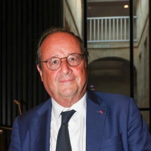 Tout comme l'ancien président de la République François Hollande
François Hollande lors d'une rencontre à la Station Ausone-Librairie Mollat à Bordeaux, à l'occasion de la sortie de son livre "Le défi de gouverner". Le 16 septembre 2024 © Jean-Marc Lhomer / Bestimage