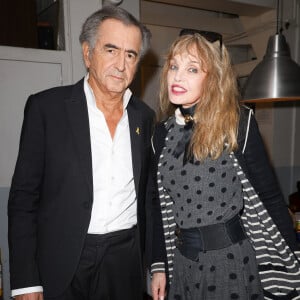 Bernard-Henri Lévy (BHL) et sa femme Arielle Dombasle - Soirée de mobilisation "L'Europe contre l'antisémitisme" au théâtre Antoine à Paris le 3 juin 2024. Depuis les attaques terroristes du Hamas du 7 octobre 2023, le nombre d'agressions à caractère antisémite s'envole. Au premier trimestre de l'année 2024, " 366 faits antisémites " ont été enregistrés par le gouvernement français, en hausse de 300 % par rapport au même trimestre l'année précédente. En 2023, 1 676 actes antisémites avaient été recensés, contre 436 en 2022, après une " explosion " de cette haine après le 7 octobre, selon le Conseil représentatif des institutions juives de France (Crif). © Coadic Guirec/Bestimage 