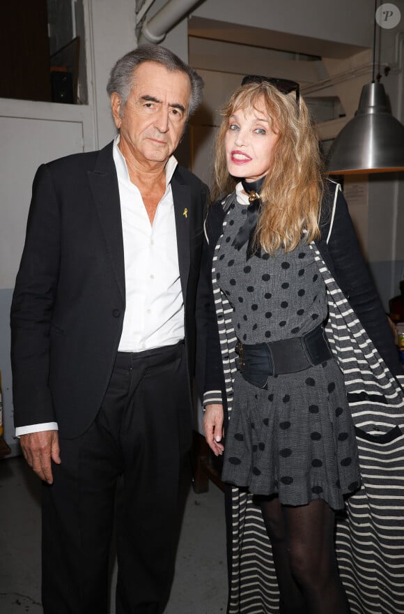 Bernard-Henri Lévy (BHL) et sa femme Arielle Dombasle - Soirée de mobilisation "L'Europe contre l'antisémitisme" au théâtre Antoine à Paris le 3 juin 2024. Depuis les attaques terroristes du Hamas du 7 octobre 2023, le nombre d'agressions à caractère antisémite s'envole. Au premier trimestre de l'année 2024, " 366 faits antisémites " ont été enregistrés par le gouvernement français, en hausse de 300 % par rapport au même trimestre l'année précédente. En 2023, 1 676 actes antisémites avaient été recensés, contre 436 en 2022, après une " explosion " de cette haine après le 7 octobre, selon le Conseil représentatif des institutions juives de France (Crif). © Coadic Guirec/Bestimage 