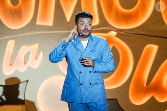 Exclusif - Kev Adams - Jour 2 - Enregistrement de l'émission "L'humour à la plage" pour le 1er festival de Juan les Pins à la pinède Gould le 5 juillet 2024. C'est l'humoriste français K.Adams qui a initié et mis en scène ce festival dans la ville de ses grand-parents où il a passé ses vacances quand il était plus jeune. Sa grand-mère fait partie du Show aux côtés d'un plateau d'humoristes exceptionnels. Kev Adams réalise son rêve d'enfance et vous invite à la première édition de " L'Humour à la Plage ", un gala d'humour inédit. Organisé à Juan-les-Pins, sa ville de coeur, le festival a été un véritable succès. Un cadre de rêve face à la mer Située en plein coeur de la Riviera française, la pinède de Juan-les-Pins, célèbre pour son festival de Jazz, s'est transformée cet été en une vibrante scène du rire pour accueillir cet événement exceptionnel. Sous les pins et face à la mer, le cadre offre une ambiance unique et chaleureuse, parfaite pour partager des moments de rire ensemble. Une programmation exceptionnelle Pour cette première édition du Gala " L'Humour à la Plage ", Kev Adams s'est entouré des plus grands noms de l'humour, offrant des performances inédites et des moments inoubliables avec Franck Dubosc, Nawell Madani, Jarry, Booder, Chantal Ladesou, Hakim Jemili, Laurie Péret, David Voinson, Ilyes Djadel, Mado La Niçoise, Thomas Deseur, Philippe Caverivière, Caroline Vigneaux, Jérémy Nadeau et Samuel Bambi avec un clin d'oeil de Denis Brogniart. Une soirée d'humour en famille Le gala de " L'Humour à la Plage ", pensé pour rassembler toutes les générations, se savoure aussi bien en famille qu'entre amis. Kev Adams y rend hommage à ses grands-parents avec des interventions touchantes de sa grand-mère, ajoutant une dimension personnelle et émotive à cette soirée exceptionnelle. Au programme : des sketchs inédits, un décor somptueux, des duos surprenants, de la danse, de la musique, des happenings, des invités-surprises et un final grandiose, le tout face à la mer pour prolonger l'été en beauté. Une première édition à ne pas manquer ! L'émission sera diffusée sur TF1 le 23 août. © JR Santini / Bruno Bebert / Bestimage 