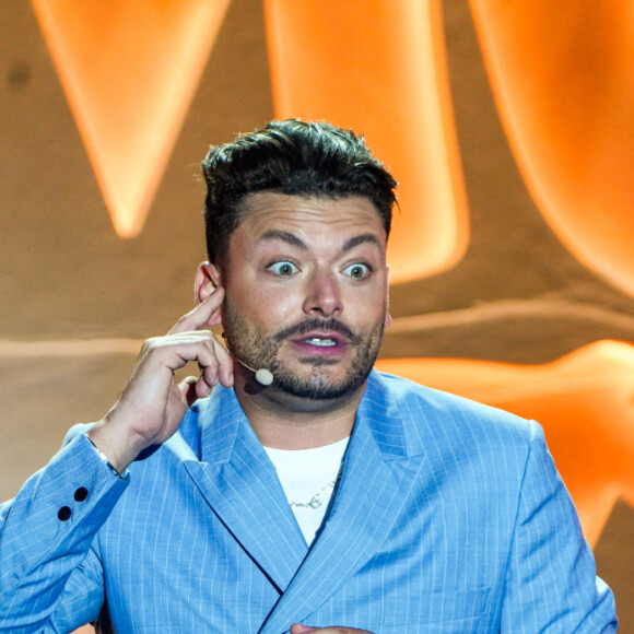 Exclusif - Kev Adams - Jour 2 - Enregistrement de l'émission "L'humour à la plage" pour le 1er festival de Juan les Pins à la pinède Gould le 5 juillet 2024. C'est l'humoriste français K.Adams qui a initié et mis en scène ce festival dans la ville de ses grand-parents où il a passé ses vacances quand il était plus jeune. Sa grand-mère fait partie du Show aux côtés d'un plateau d'humoristes exceptionnels. Kev Adams réalise son rêve d'enfance et vous invite à la première édition de " L'Humour à la Plage ", un gala d'humour inédit. Organisé à Juan-les-Pins, sa ville de coeur, le festival a été un véritable succès. Un cadre de rêve face à la mer Située en plein coeur de la Riviera française, la pinède de Juan-les-Pins, célèbre pour son festival de Jazz, s'est transformée cet été en une vibrante scène du rire pour accueillir cet événement exceptionnel. Sous les pins et face à la mer, le cadre offre une ambiance unique et chaleureuse, parfaite pour partager des moments de rire ensemble. Une programmation exceptionnelle Pour cette première édition du Gala " L'Humour à la Plage ", Kev Adams s'est entouré des plus grands noms de l'humour, offrant des performances inédites et des moments inoubliables avec Franck Dubosc, Nawell Madani, Jarry, Booder, Chantal Ladesou, Hakim Jemili, Laurie Péret, David Voinson, Ilyes Djadel, Mado La Niçoise, Thomas Deseur, Philippe Caverivière, Caroline Vigneaux, Jérémy Nadeau et Samuel Bambi avec un clin d'oeil de Denis Brogniart. Une soirée d'humour en famille Le gala de " L'Humour à la Plage ", pensé pour rassembler toutes les générations, se savoure aussi bien en famille qu'entre amis. Kev Adams y rend hommage à ses grands-parents avec des interventions touchantes de sa grand-mère, ajoutant une dimension personnelle et émotive à cette soirée exceptionnelle. Au programme : des sketchs inédits, un décor somptueux, des duos surprenants, de la danse, de la musique, des happenings, des invités-surprises et un final grandiose, le tout face à la mer pour prolonger l'été en beauté. Une première édition à ne pas manquer ! L'émission sera diffusée sur TF1 le 23 août. © JR Santini / Bruno Bebert / Bestimage 