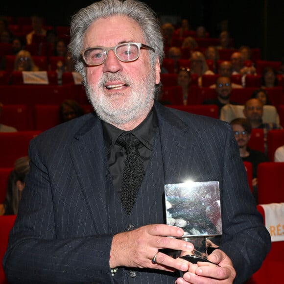 Daniel Auteuil a posé, très fier, avec son prix lors du festival
Daniel Auteuil a reçu son prix au cinéma Pathé Gare du Sud, lors de la 6ème édition du festival Cinéroman à Nice le 4 octobre 2024.