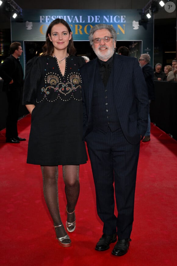 Complices, père et fille sont apparus très tendres l'un envers l'autre, la jeune femme étant très fière de son papa qui a reçu le prix Romain Gary lors de cette soirée qui salue l'ensemble de sa carrière.
Daniel Auteuil et sa fille Nelly Auteuil lors de la 6ème édition du festival Cinéroman à Nice le 4 octobre 2024.