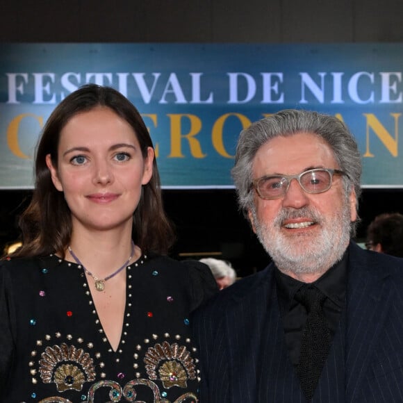 Complices, père et fille sont apparus très tendres l'un envers l'autre, la jeune femme étant très fière de son papa qui a reçu le prix Romain Gary lors de cette soirée qui salue l'ensemble de sa carrière.
Daniel Auteuil et sa fille Nelly Auteuil lors de la 6ème édition du festival Cinéroman à Nice le 4 octobre 2024.