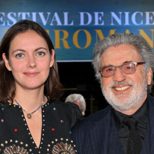 Sur le tapis rouge, l'acteur de 74 ans a posé avec sa fille Nelly, qui est un parfait mélange de ses deux parents (sa mère est Emmanuelle Béart). 
Daniel Auteuil et sa fille Nelly Auteuil lors de la 6ème édition du festival Cinéroman à Nice le 4 octobre 2024.