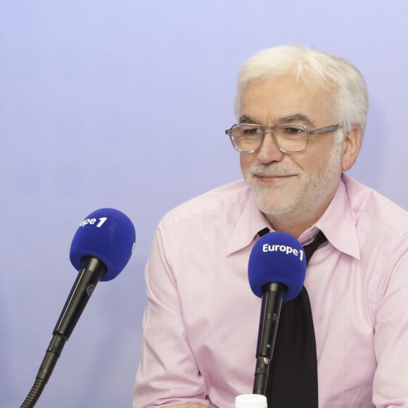 Pascal Praud - C.Hanouna avec ses chroniqueurs G.Maillet, E.Naulleau, G.Le Bret, V.Benaim, R.Aabou, et les invités du jour, P.Praud, M.Vallet, E.Zemmour et M.Valls, aux commandes de l'émission "On Marche Sur La Tête" diffusée en direct sur les ondes de radio Europe 1, à Paris, France, le 17 juin 2024. © Jack Tribeca/Bestimage