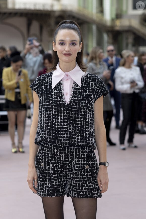 Charlotte Le Bon au Front Row du défilé de mode féminine Chanel printemps-été 2025 lors de la Fashion Week de Paris (PFW), au Grand Palais, à Paris, France, le 1er octobre 2024