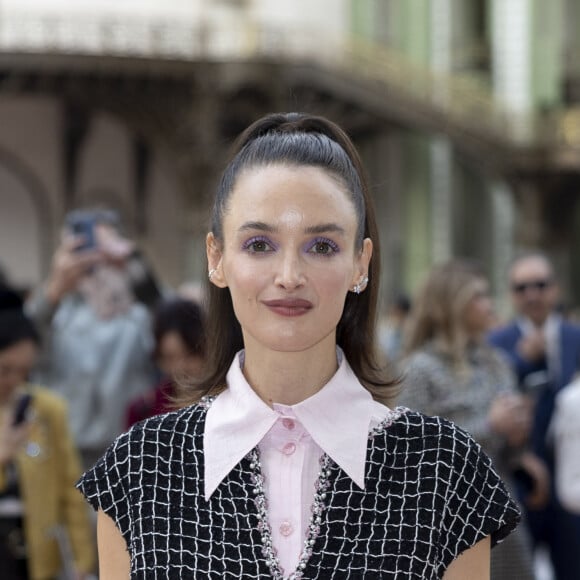 Charlotte Le Bon au Front Row du défilé de mode féminine Chanel printemps-été 2025 lors de la Fashion Week de Paris (PFW), au Grand Palais, à Paris, France, le 1er octobre 2024