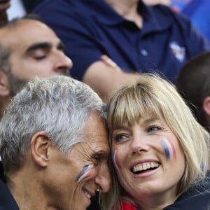 Nagui et sa femme Mélanie Page - Célébrités dans les tribunes du match du groupe D de l'Euro 2024 entre l'équipe de France face à l'Autriche (1-0) à Dusseldorf en Allemagne le 17 juin 2024. © Cyril Moreau/Bestimage