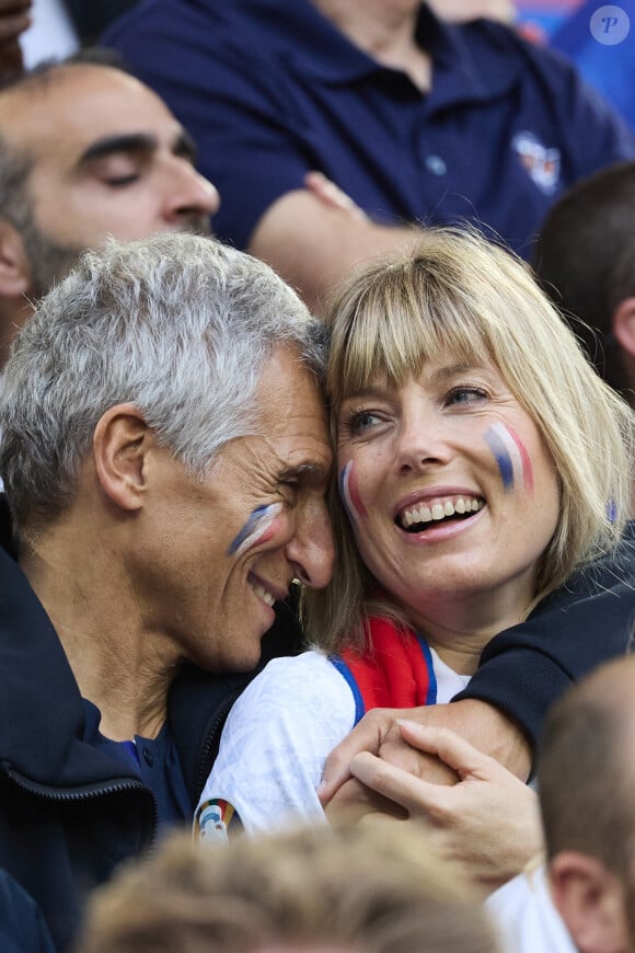 Nagui et sa femme Mélanie Page - Célébrités dans les tribunes du match du groupe D de l'Euro 2024 entre l'équipe de France face à l'Autriche (1-0) à Dusseldorf en Allemagne le 17 juin 2024. © Cyril Moreau/Bestimage