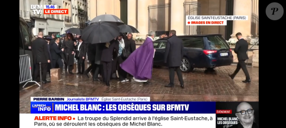 Pour accompagner Michel Blanc dans son dernier voyage, sa compagne Ramatoulaye Diop était bien évidemment présente. Elle est entourée.
Ramatoulaye Diop, compagne de Michel Blanc, arrive aux obsèques de Michel Blanc, le jeudi 10 octobre 2024 à l'église Saint-Eustache, à Paris