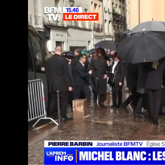 La veuve peut compter sur un grand nombre de personnes pour la soutenir. C'est elle qui a voulu que la cérémonie soit ouverte aux fans, c'est sa volonté.
Ramatoulaye Diop, compagne de Michel Blanc, arrive aux obsèques de Michel Blanc, le jeudi 10 octobre 2024 à l'église Saint-Eustache, à Paris