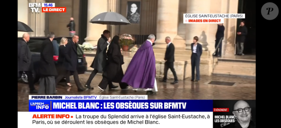 Voilà une scène que l'on aurait sûrement jamais pensé vivre aussi tôt. Ce jeudi ont eu lieu les obsèques de Michel Blanc, qui a perdu la vie à l'âge de 72 ans.
Ramatoulaye Diop, compagne de Michel Blanc, arrive aux obsèques de Michel Blanc, à l'église Saint-Eustache, à Paris