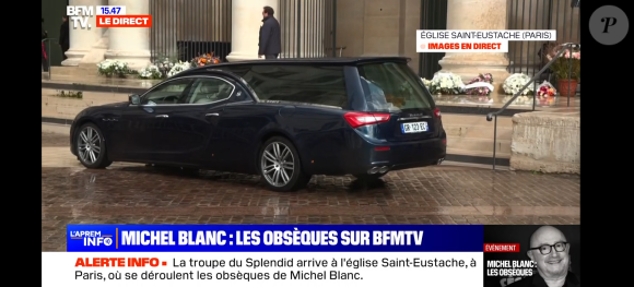 Elle est arrivée après les premiers de la bande du Splendid. Première au courant de la triste nouvelle, Josiane Balasko a pu compter sur le soutien de son mari George Aguilar, qui la tenait par le bras. 
Ramatoulaye Diop, compagne de Michel Blanc, arrive aux obsèques de Michel Blanc, le jeudi 10 octobre 2024 à l'église Saint-Eustache, à Paris