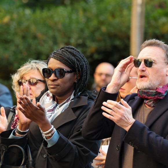 Ramatoulaye Diop, la compagne du défunt, Jean-Paul Rouve - Sortie des Obsèques de Michel Blanc en l'église Saint-Eustache à Paris, le 10 octobre 2024. © Moreau / Jacovides / Bestimage