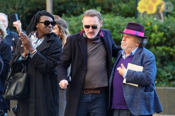 Ramatoulaye Diop, la compagne du défunt, Jean-Paul Rouve, Jean-Michel Ribes - Sortie des Obsèques de Michel Blanc en l'église Saint-Eustache à Paris, le 10 octobre 2024. © Moreau / Jacovides / Bestimage