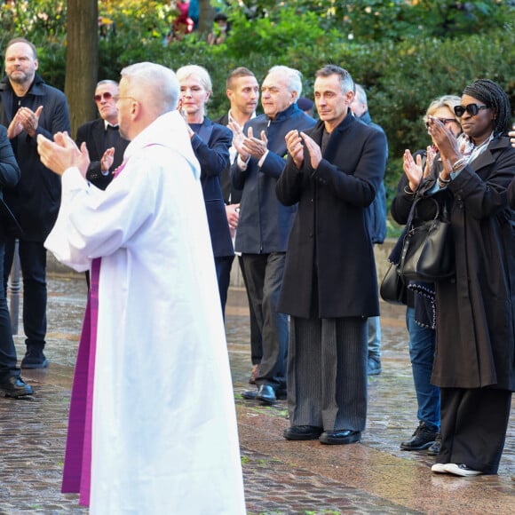 Ramatoulaye Diop, la compagne du défunt, Jean-Paul Rouve - Sortie des Obsèques de Michel Blanc en l'église Saint-Eustache à Paris, le 10 octobre 2024. © Moreau / Jacovides / Bestimage