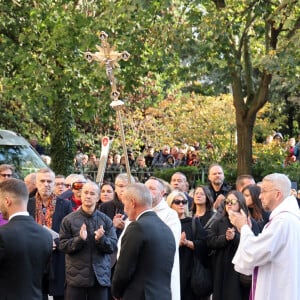 Ramatoulaye Diop, la compagne du défunt, Jean-Paul Rouve, Jean-Michel Ribes applaudissent le cercueil de M.Blanc à la sortie de l'Eglise - Sortie des Obsèques de Michel Blanc en l'église Saint-Eustache à Paris, le 10 octobre 2024. © Moreau / Jacovides / Bestimage