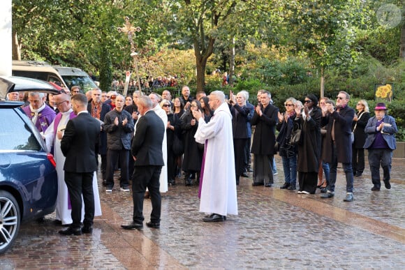 Ramatoulaye Diop, la compagne du défunt, Jean-Paul Rouve, Jean-Michel Ribes applaudissent le cercueil de M.Blanc à la sortie de l'Eglise - Sortie des Obsèques de Michel Blanc en l'église Saint-Eustache à Paris, le 10 octobre 2024. © Moreau / Jacovides / Bestimage