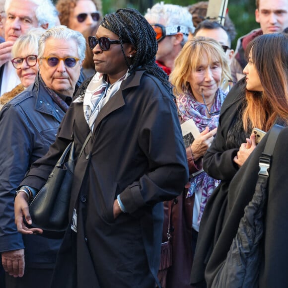 Christian Clavier, Marie-Anne Chazel, Ramatoulaye Diop, la veuve du défunt - Sortie des Obsèques de Michel Blanc en l'église Saint-Eustache à Paris, le 10 octobre 2024. © Moreau / Jacovides / Bestimage