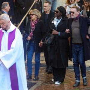 Ramatoulaye Diop, la compagne du défunt, et Jean-Paul Rouve - Sortie des Obsèques de Michel Blanc en l'église Saint-Eustache à Paris, le 10 octobre 2024. © Moreau / Jacovides / Bestimage