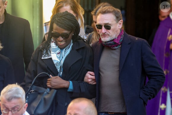 Ramatoulaye Diop, la compagne du défunt, et Jean-Paul Rouve - Sortie des Obsèques de Michel Blanc en l'église Saint-Eustache à Paris, le 10 octobre 2024. © Moreau / Jacovides / Bestimage