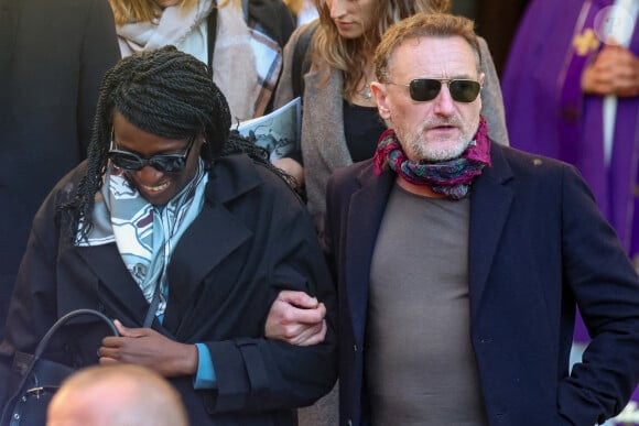 Ramatoulaye Diop, la compagne du défunt, et Jean-Paul Rouve - Sortie des Obsèques de Michel Blanc en l'église Saint-Eustache à Paris, le 10 octobre 2024. © Moreau / Jacovides / Bestimage