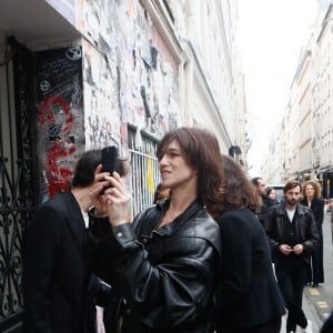 Charlotte Gainsbourg lors de la cérémonie de dévoilement de la plaque "Maison des Illustres" de la Maison Gainsbourg à Paris, France, le 2 avril 2024. © Christophe Clovis/Bestimage