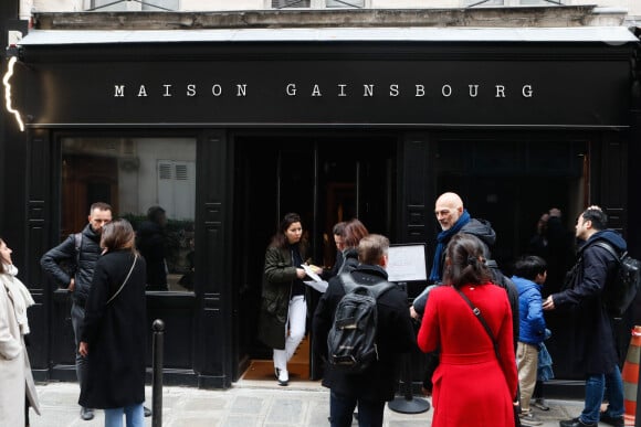 Illustration lors de la cérémonie de dévoilement de la plaque "Maison des Illustres" de la Maison Gainsbourg à Paris, France © Christophe Clovis/Bestimage