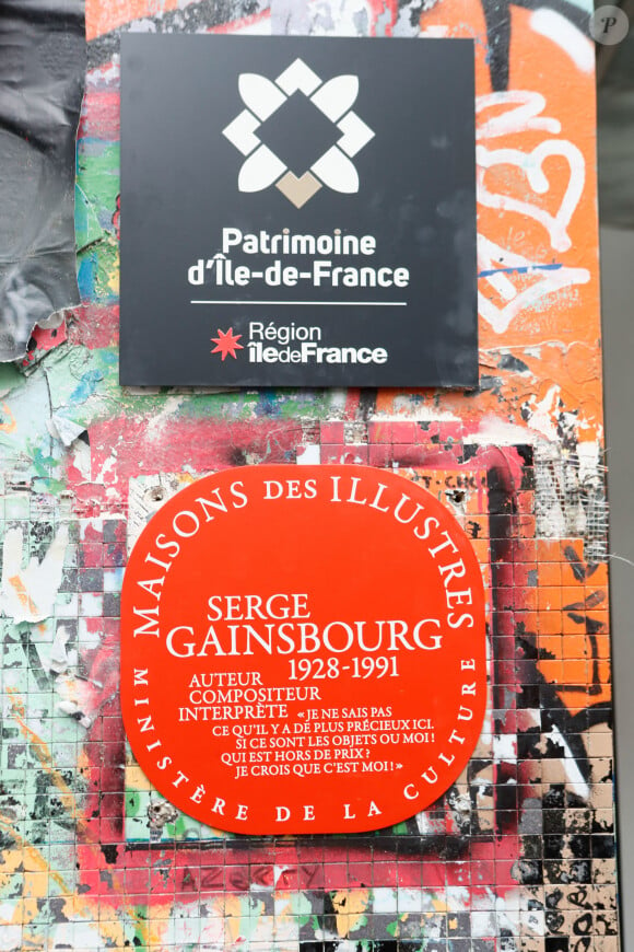 Illustration lors de la cérémonie de dévoilement de la plaque "Maison des Illustres" de la Maison Gainsbourg à Paris, France, le 2 avril 2024. © Christophe Clovis/Bestimage