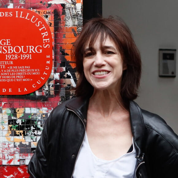 Charlotte Gainsbourg lors de la cérémonie de dévoilement de la plaque "Maison des Illustres" de la Maison Gainsbourg à Paris, France, le 2 avril 2024. © Christophe Clovis/Bestimage