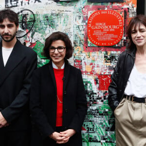 Ben Attal, Rachida Dati (ministre de la culture), Charlotte Gainsbourg lors de la cérémonie de dévoilement de la plaque "Maison des Illustres" de la Maison Gainsbourg à Paris, France, le 2 avril 2024. © Christophe Clovis/Bestimage