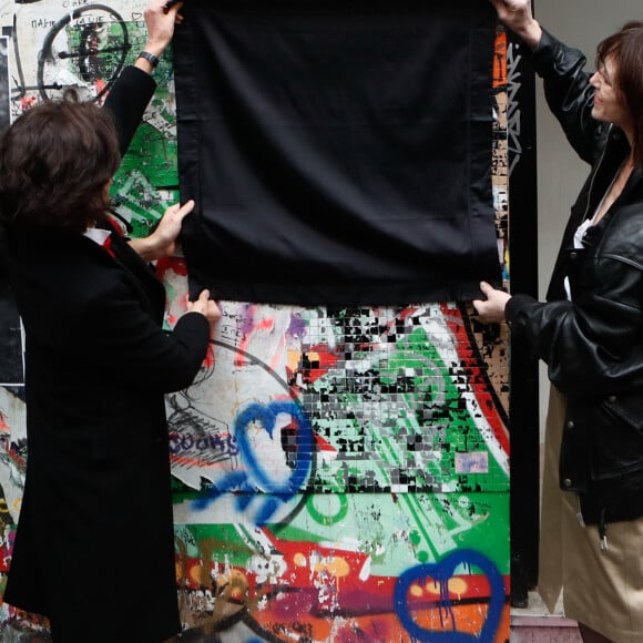 Ben Attal, Rachida Dati (ministre de la culture), Charlotte Gainsbourg lors de la cérémonie de dévoilement de la plaque "Maison des Illustres" de la Maison Gainsbourg à Paris, France, le 2 avril 2024. © Christophe Clovis/Bestimage