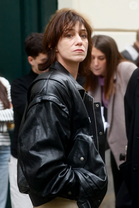 Charlotte Gainsbourg lors de la cérémonie de dévoilement de la plaque "Maison des Illustres" de la Maison Gainsbourg à Paris, France, le 2 avril 2024. © Christophe Clovis/Bestimage