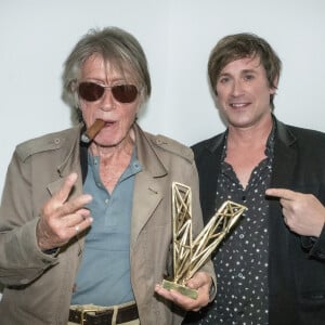 Exclusif - Jacques Dutronc (Victoire d'honneur) avec son fils Thomas Dutronc en backstage lors la 37ème cérémonie des Victoires de la musique à la Seine musicale de Boulogne-Billancourt, le 11 février 2022. © Cyril Moreau / Tiziano Da Silva / Bestimage 