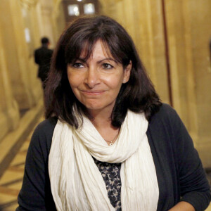 L'élue socialiste qui est la maire de Paris depuis 2010, oeuvre quotidiennement contre la pollution automobile tout en développant considérablement les mobilités douces. 
Anne Hidalgo - Conseil de Paris à l'Hôtel de Ville - Séance du 29 mars 2010.