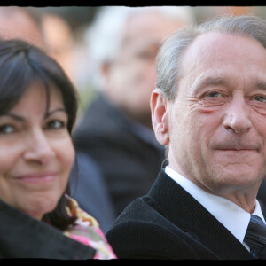 Toutefois sa politique ne fait pas que des heureux... Dernièrement, c'est un célèbre comédien qui a épinglé avec humour la femme politique.
Anne Hidalgo et Bertrand Delanoë - Veillée d'hommage à Aimé Cesaire place de la Sorbonne.