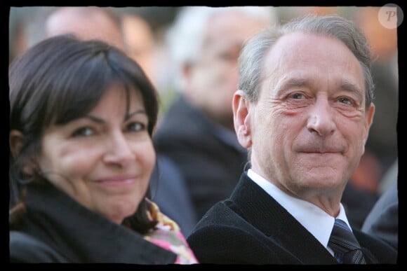 Toutefois sa politique ne fait pas que des heureux... Dernièrement, c'est un célèbre comédien qui a épinglé avec humour la femme politique.
Anne Hidalgo et Bertrand Delanoë - Veillée d'hommage à Aimé Cesaire place de la Sorbonne.