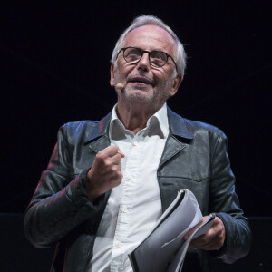 Fabrice Luchini sur scène raconte "Des écrivains parlent d'argent" lors du festival Printemps de Pérouges, France, le 16 septembre 2021. © Sandrine Thesillat/Panoramic/Bestimage 