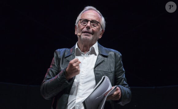 Fabrice Luchini sur scène raconte "Des écrivains parlent d'argent" lors du festival Printemps de Pérouges, France, le 16 septembre 2021. © Sandrine Thesillat/Panoramic/Bestimage 