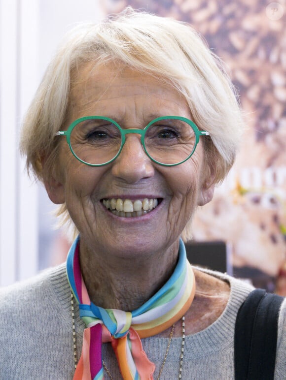 Jacqueline Pin, épouse Mercorelli, dite Mercotte de passage sur le sirha 2021 fait des selfies avec ses admiratrices, le 26 Septembre 2021 à Lyon, France. © Sandrine Thesillat / Panoramic / Bestimage