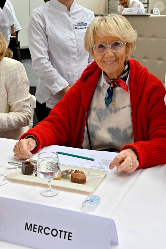 Exclusif - Mercotte durant la quatrième édition, le 30 mars 2022, du Trophée Cacao Criollo, du nom de la plus rare et plus recherchée de toutes les variétés de cacao, sous la houlette de l'artisan chocolatier niçois Pascal LAC, organisé dans le cadre du salon Agecotel à Nice qui s'est déroulé du 27 au 30 mars. Créé il y a plus de 35 ans, Agecotel est devenu au fil des années, le rendez-vous biennal des professionnels des CHR et métiers de bouche de la Région Sud-Provence-Alpes-Côte d'Azur. Pour cette 30eme édition, les organisateurs ont invité aux côtés de nombreux chefs étoilés, MOF et grands noms de la gastronomie, de la restauration, de la boulangerie, de la pâtisserie et du chocolat, Mercotte, l'animatrice de télévision, critique gastronomique et blogueuse culinaire française, ou encore Claire Verneil, cette ancienne avocate devenue Chef pâtissier après sa participation à l'émission de TV Master Chef en 2011. Les membres du Jury ont eu à départager 4 candidats déjà chefs patissiers de plus de 21 ans. © Bruno Bebert / Bestimage