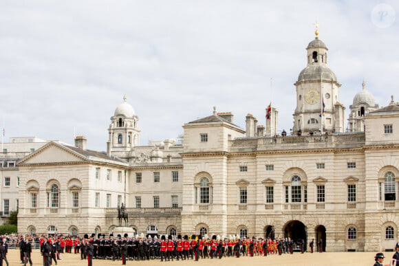 Procession du cercueil de la reine Elizabeth II d'Angleterre de l'Abbaye de Westminster à Wellington Arch à Hyde Park Corner, près du palais de Buckingham, au son de Big Ben et de coups de canon. Dans le cadre des funérailles d'Etat, le cercueil sera ensuite transféré dans le corbillard royal pour prendre la direction du château de Windsor. Londres, le 19 septembre 2022.