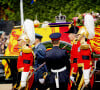 Comme cela a été le cas pour sa mère Elizabeth II, avec l'opération "London Bridge"
Procession du cercueil de la reine Elizabeth II d'Angleterre de l'Abbaye de Westminster à Wellington Arch à Hyde Park Corner, près du palais de Buckingham, au son de Big Ben et de coups de canon. Dans le cadre des funérailles d'Etat, le cercueil sera ensuite transféré dans le corbillard royal pour prendre la direction du château de Windsor. Londres, le 19 septembre 2022.